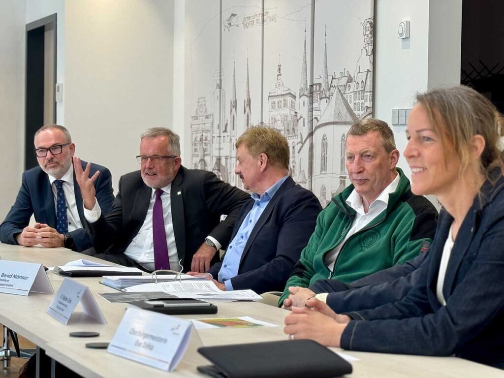 Menschen bei einer Pressekonferenz zur Gründung von AdBauWaSt
